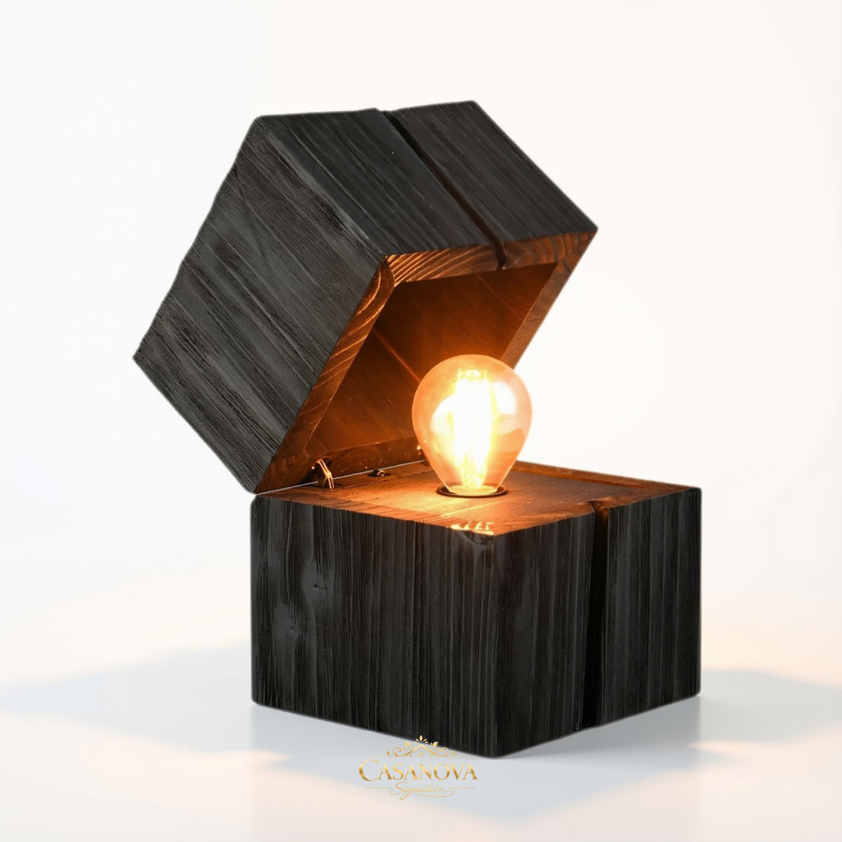 lampe-de-table-cube-en-bois-brule-treasure-trio-lighting-outlet